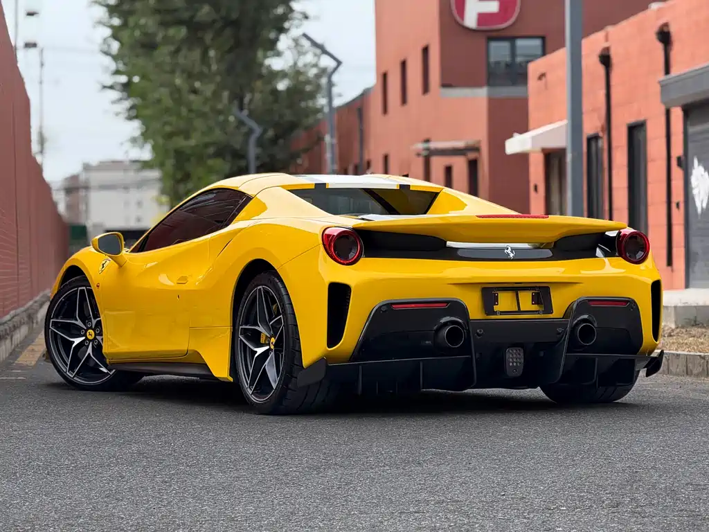 FERRARI 488