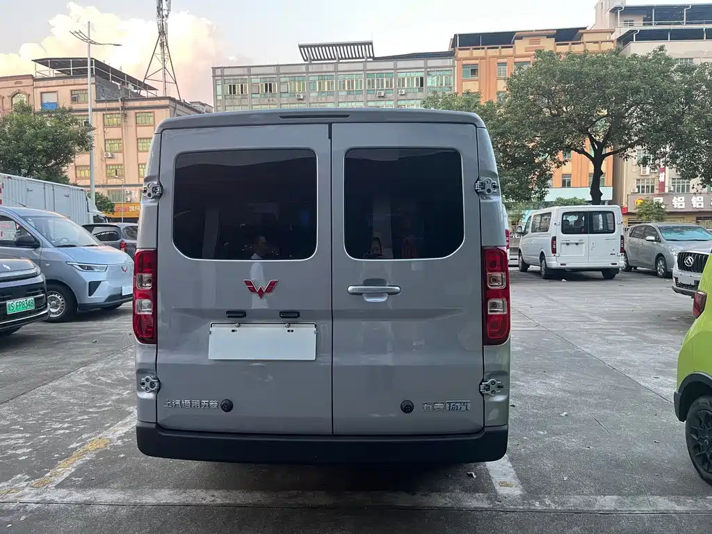 Wuling Yangguang — миниатюра 5