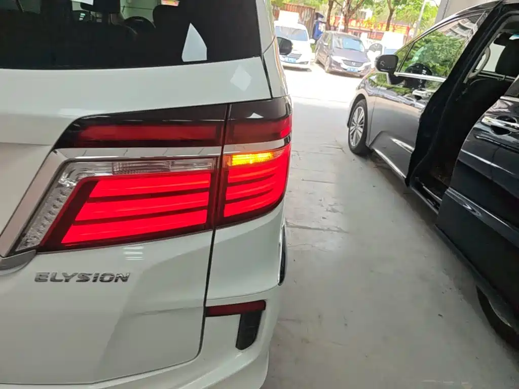 Honda Elysion — миниатюра 8