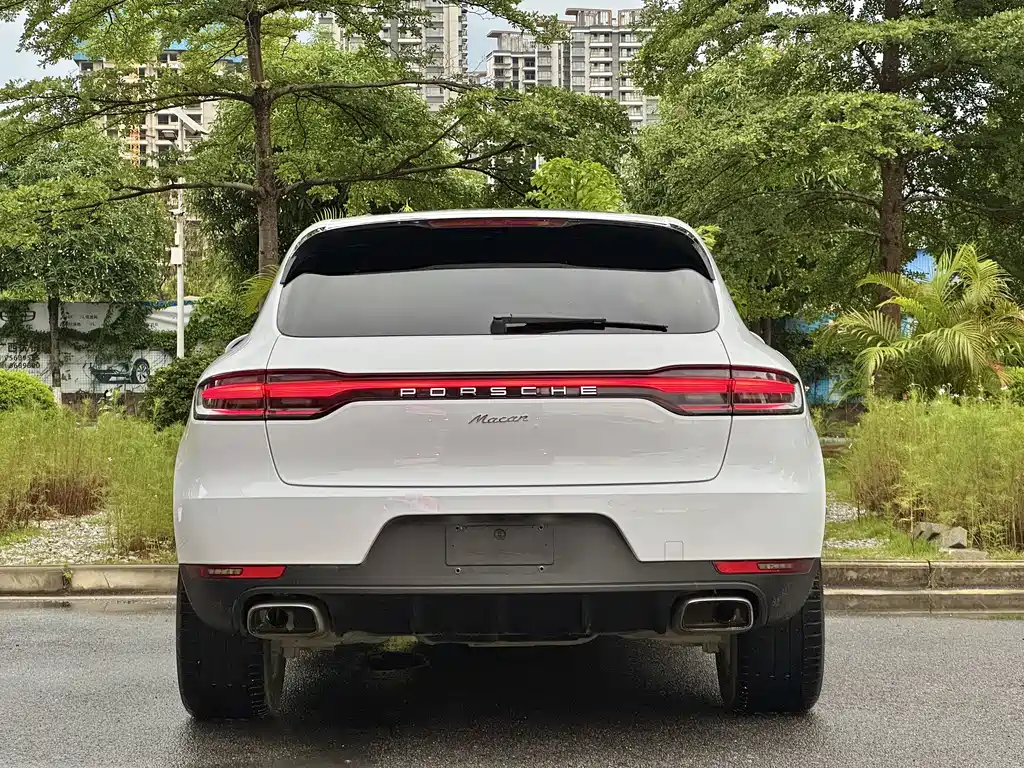 PORSCHE MACAN