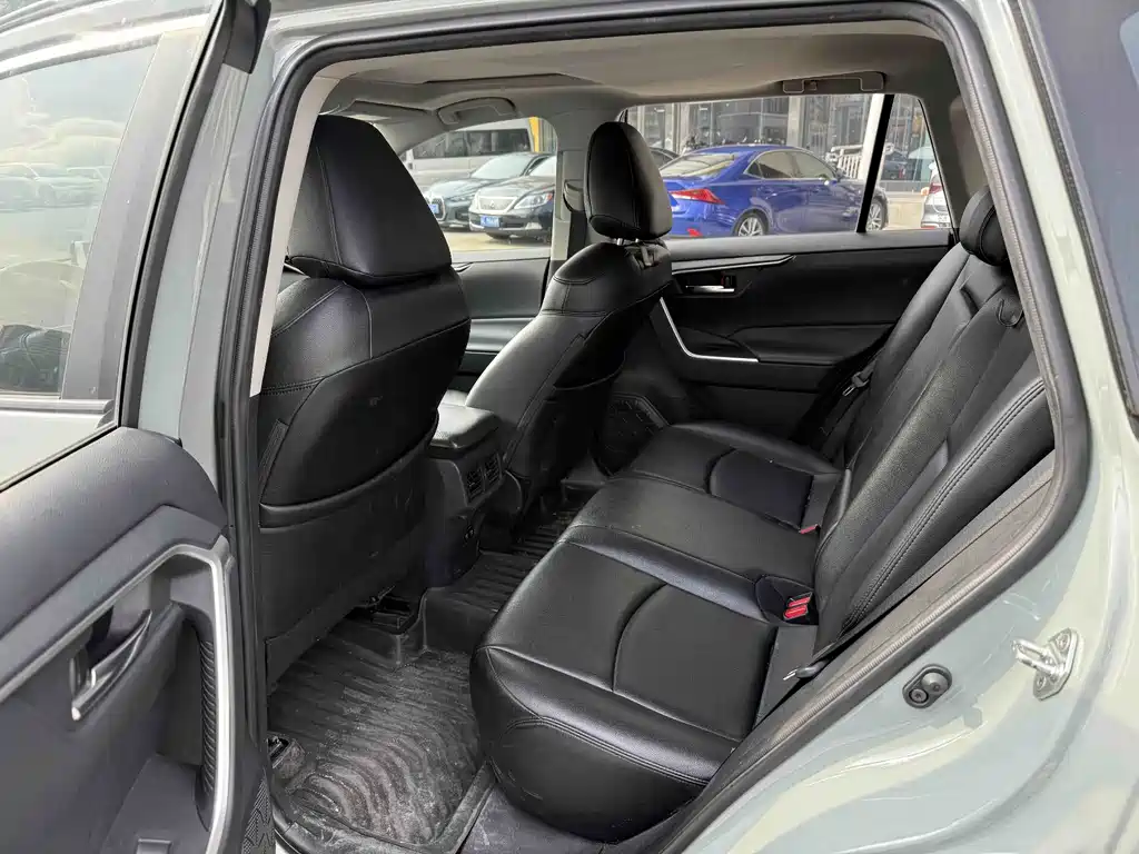 Toyota RAV4 — миниатюра 3