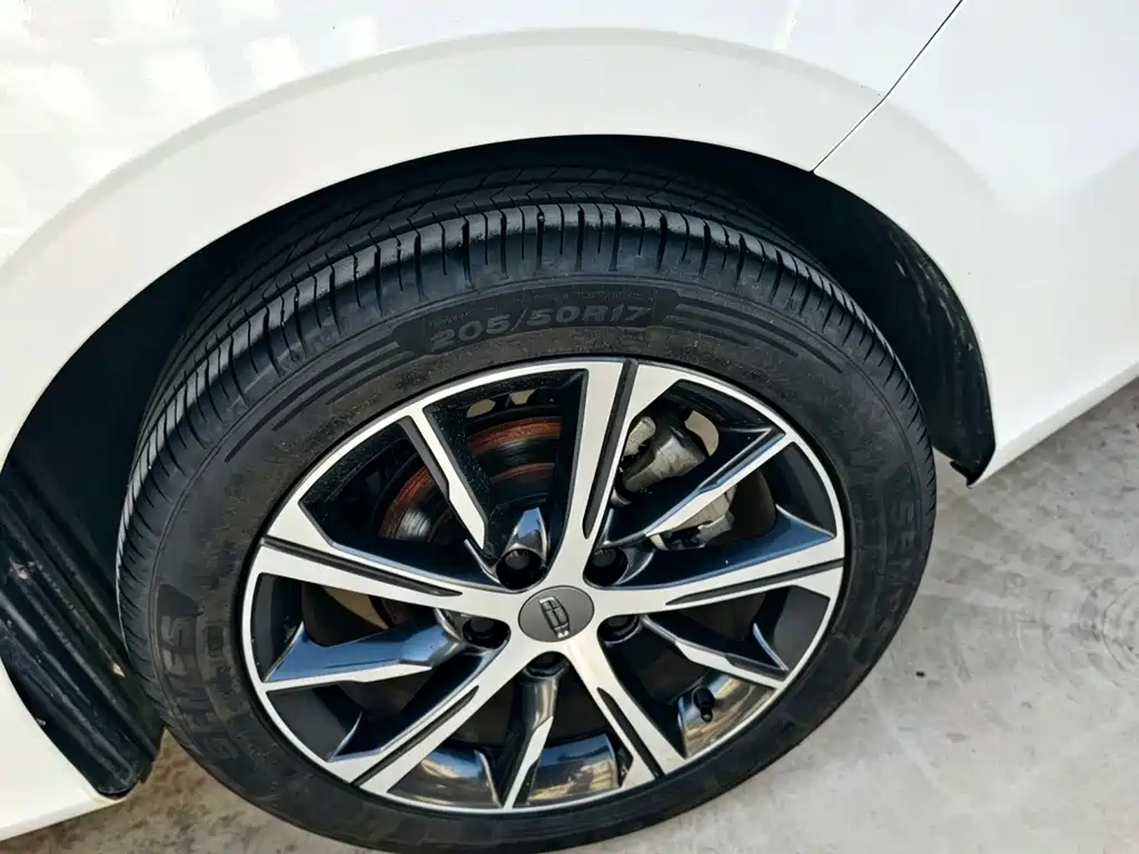 Geely Emgrand — миниатюра 10