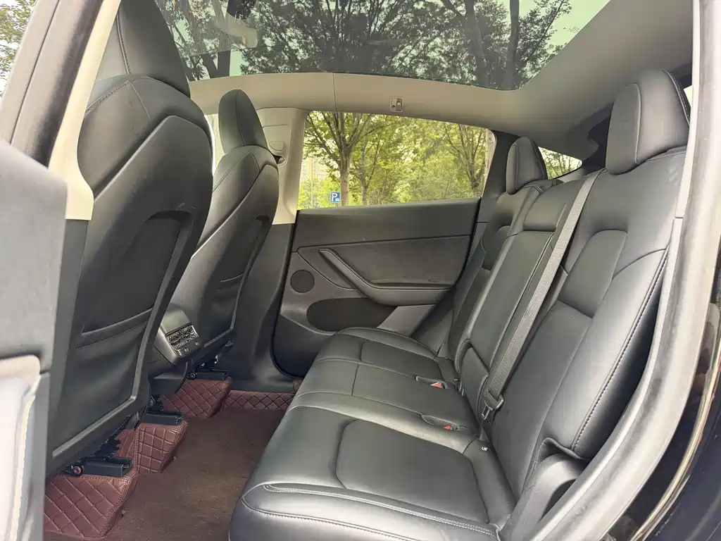 Tesla Model Y — миниатюра 13