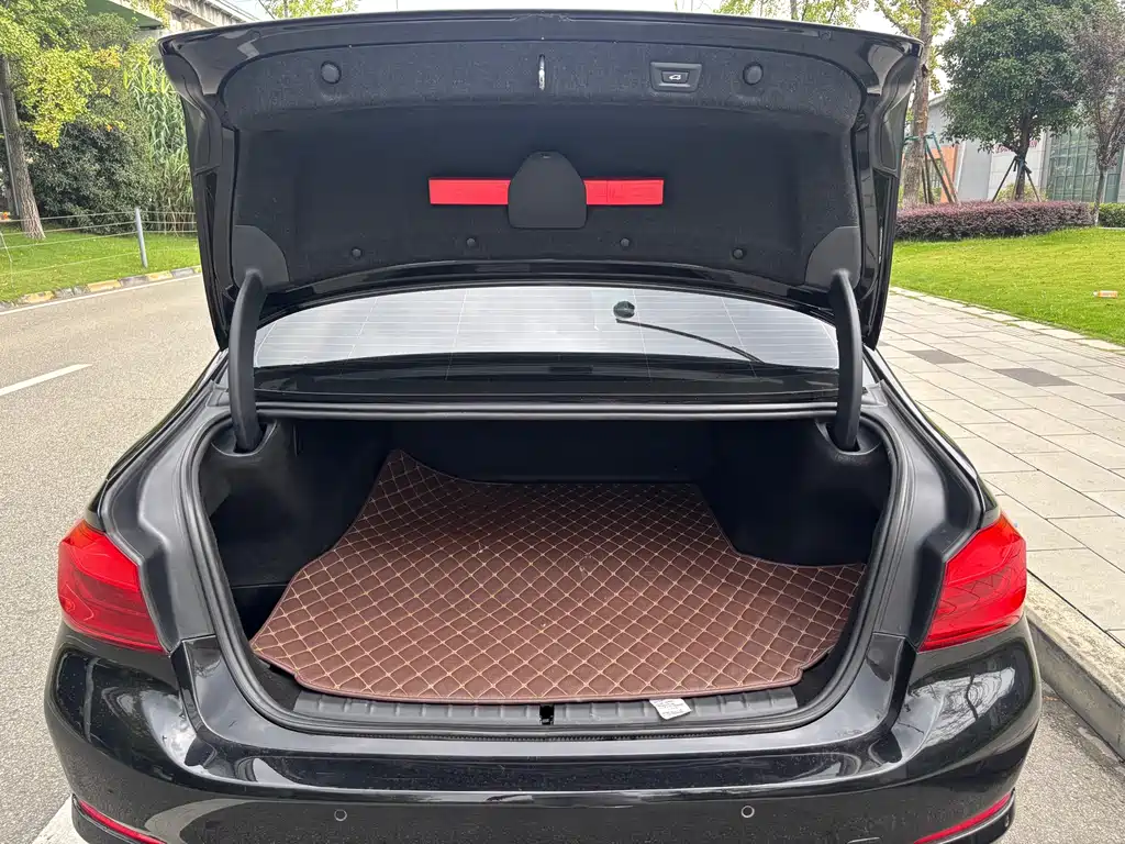 BMW 5 Series New Energy — миниатюра 10
