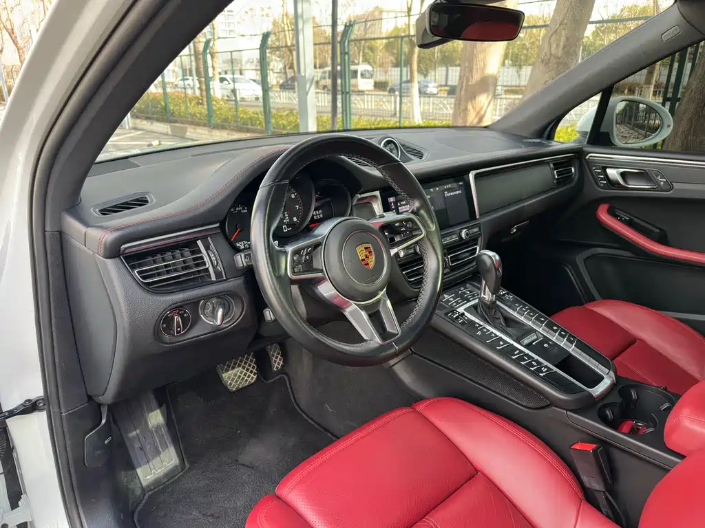 PORSCHE MACAN