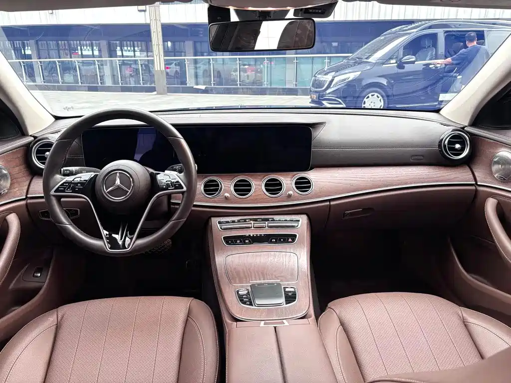 Mercedes-Benz E-Class — миниатюра 5