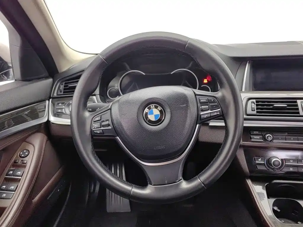 BMW 5 Series — миниатюра 11