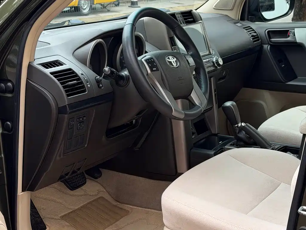 Toyota Land Cruiser Prado 2010 2.7L AT Standard