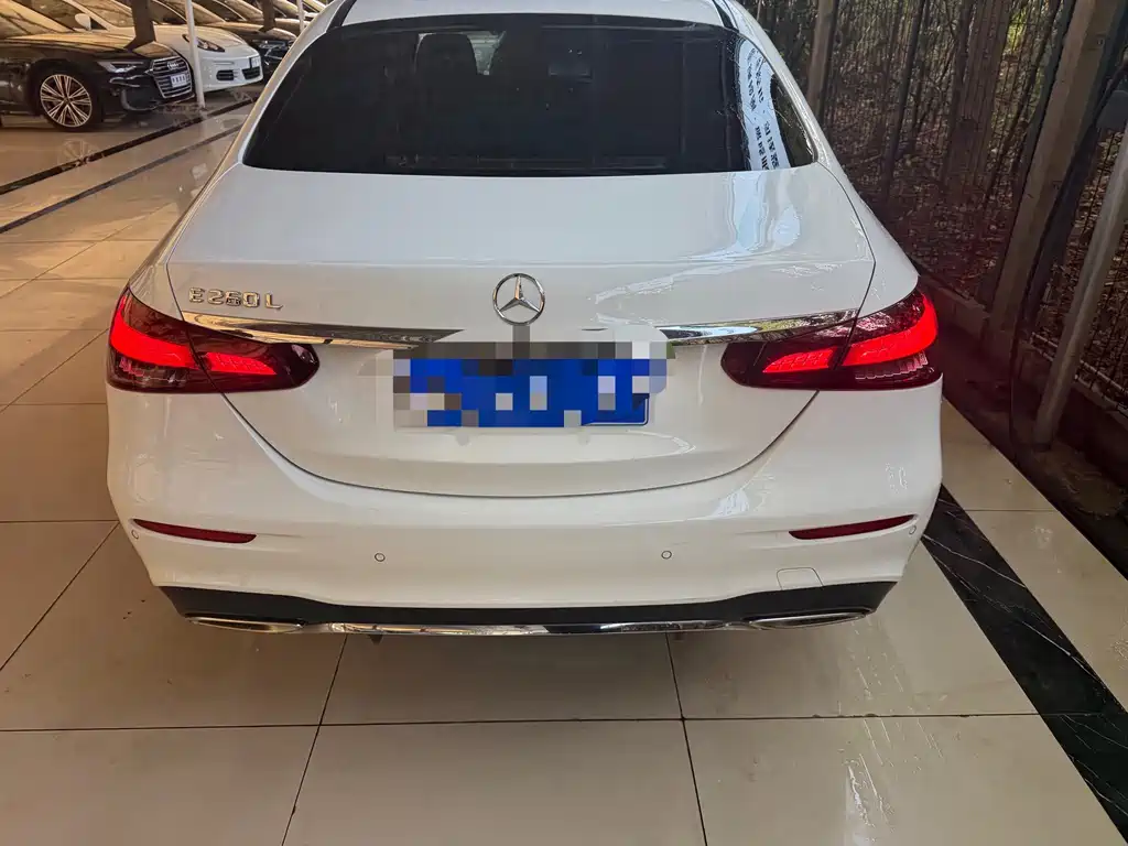 Mercedes-Benz E-Class — миниатюра 4