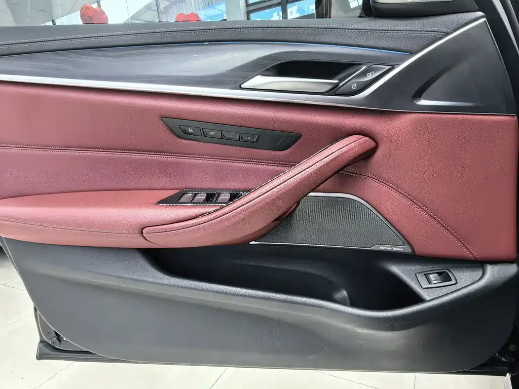 BMW 5 Series — миниатюра 13