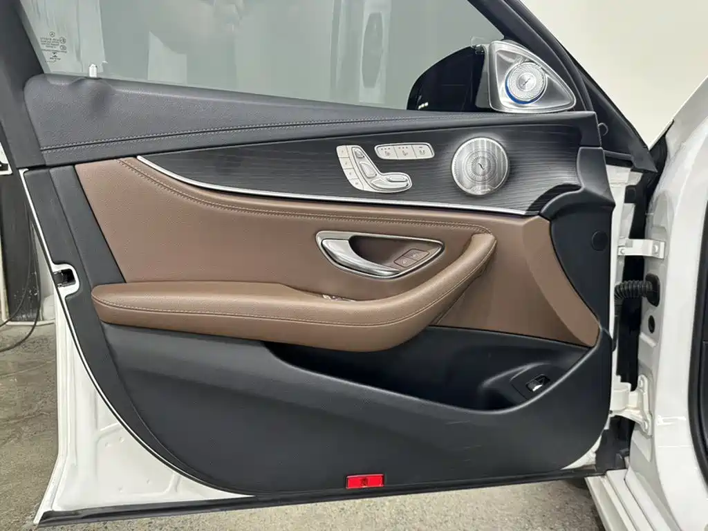 Mercedes-Benz E-Class — миниатюра 2