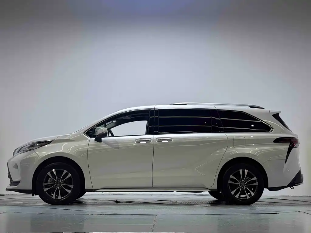 Toyota Granvia 2.5L Hybrid Luxury Edition, фото 15