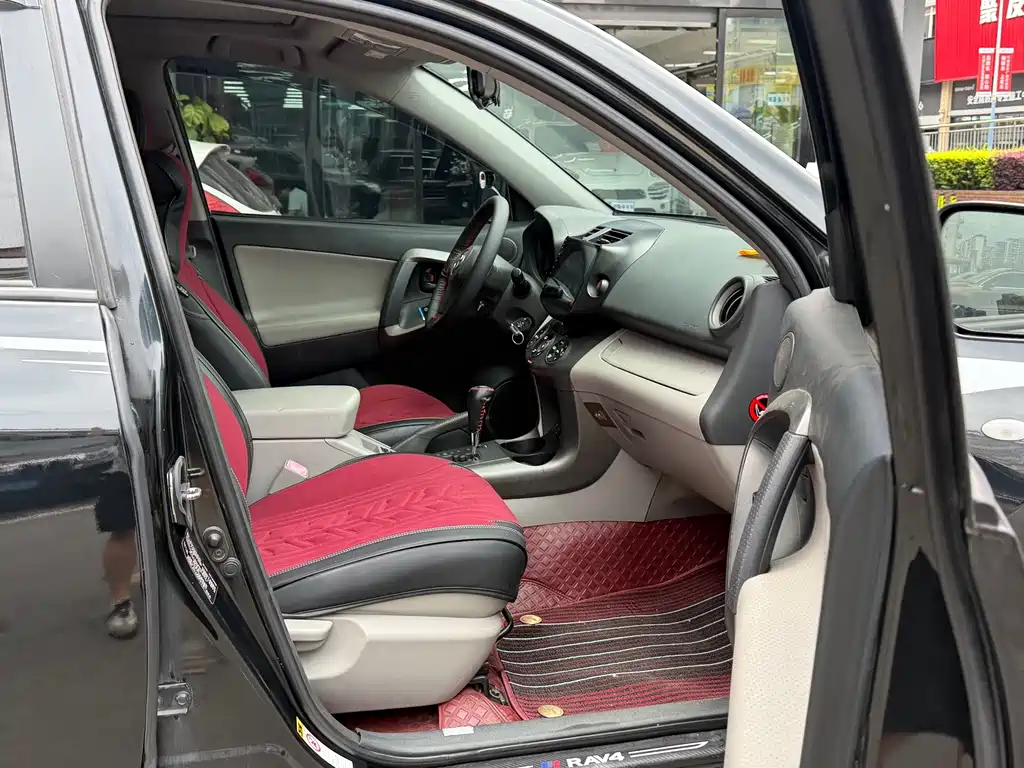 Toyota RAV4 2011 2.0L AT Luxury