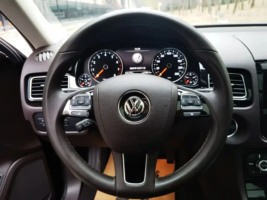 VOLKSWAGEN TOUAREG