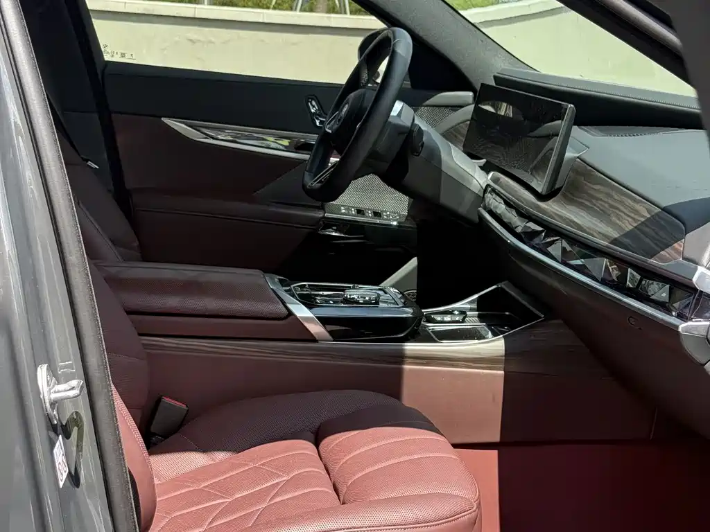 BMW i7 — миниатюра 18