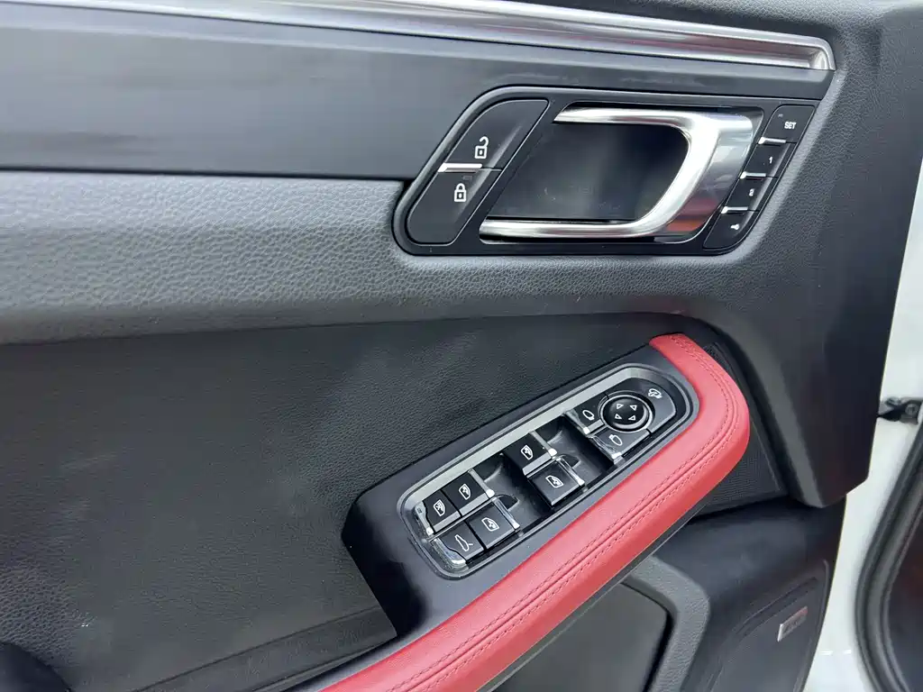 Porsche Macan — миниатюра 12