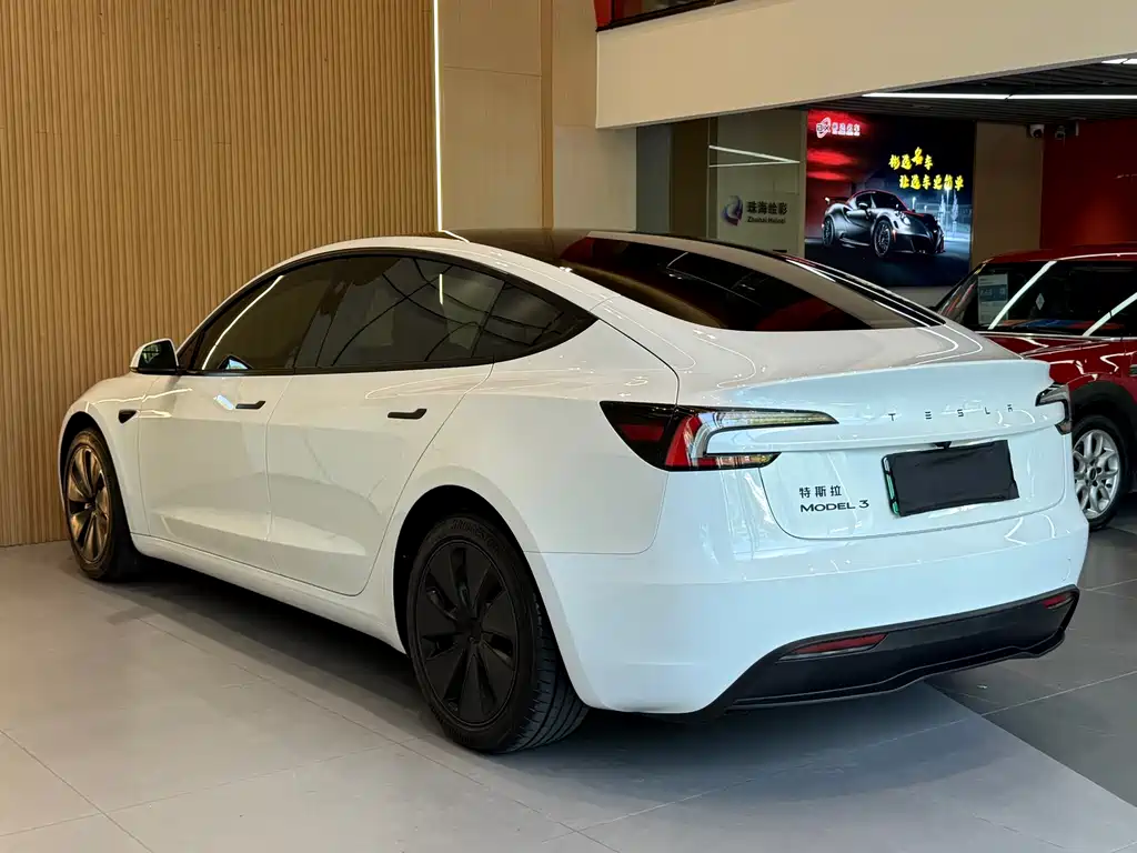 Tesla Model 3 — миниатюра 18