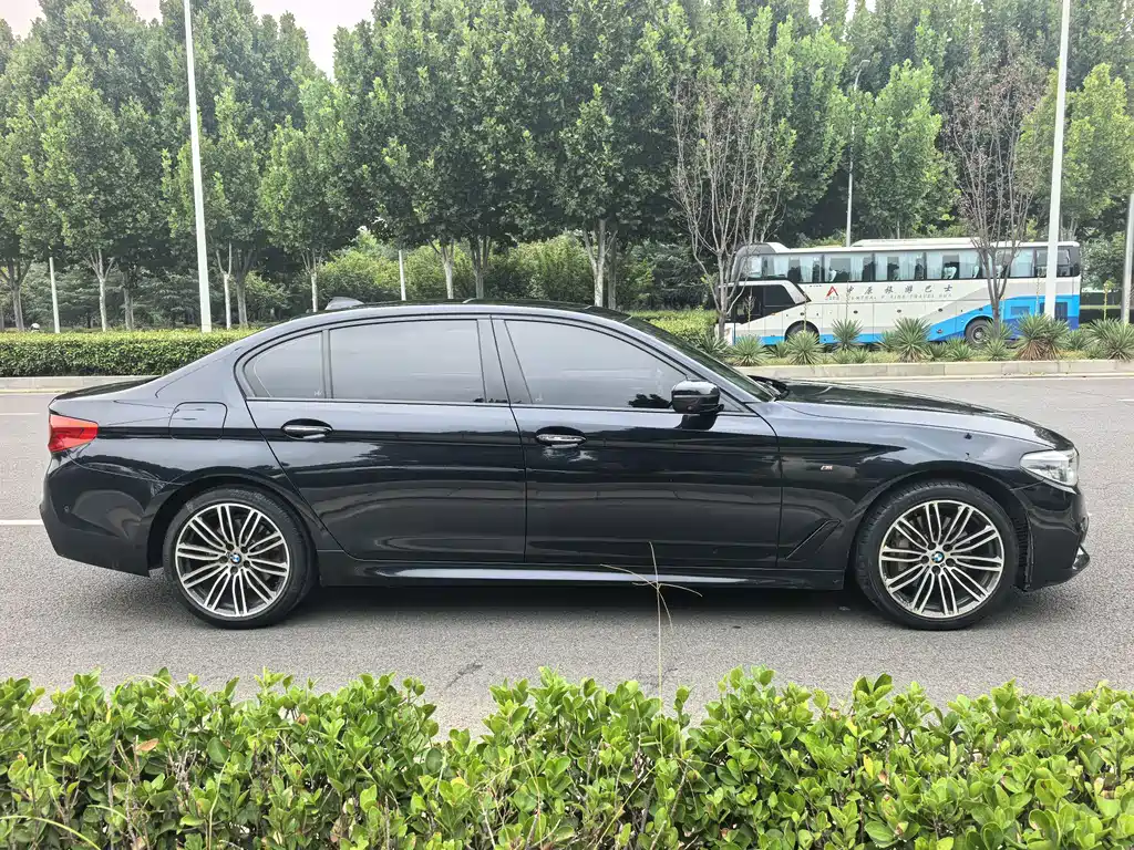 BMW 5 Series — миниатюра 8