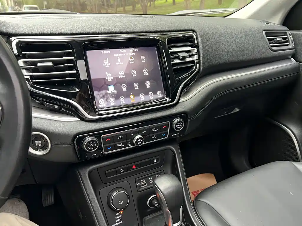 Jeep Commander — миниатюра 12