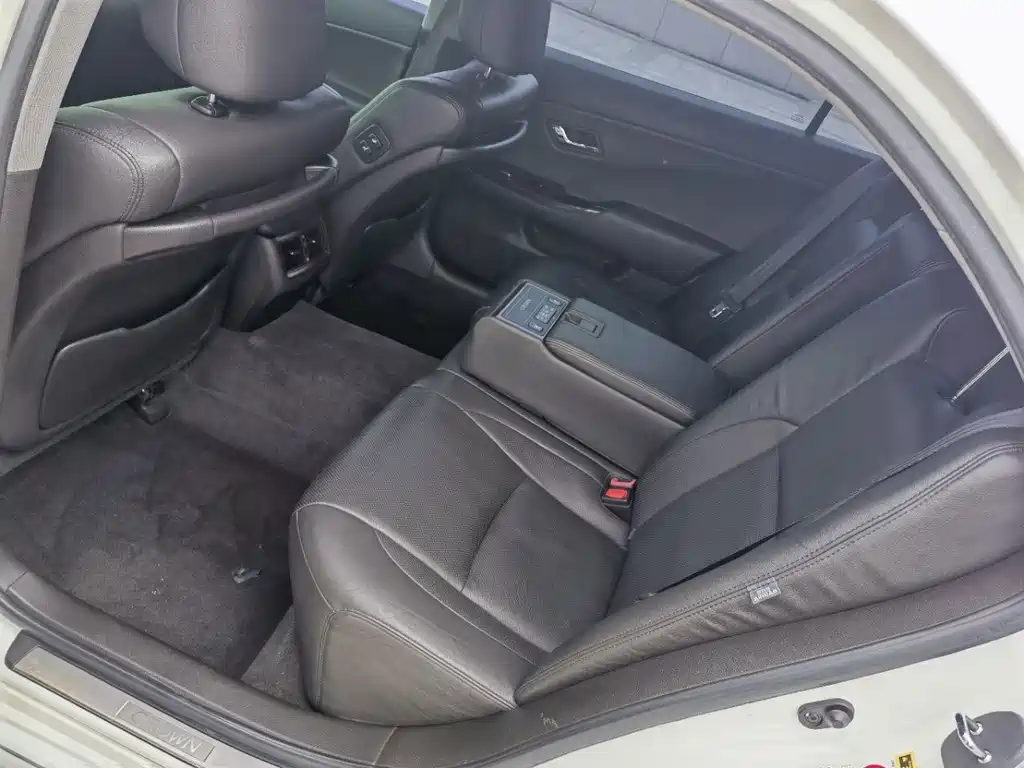 Toyota Crown — миниатюра 14