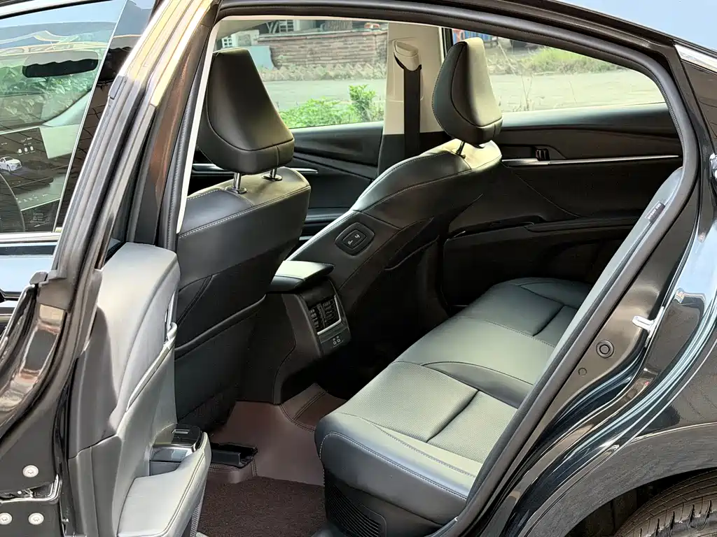 Toyota Camry — миниатюра 8