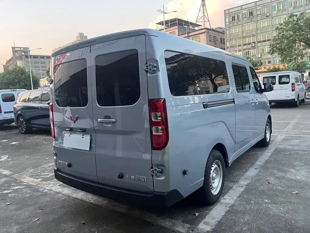 Wuling Yangguang — миниатюра 4