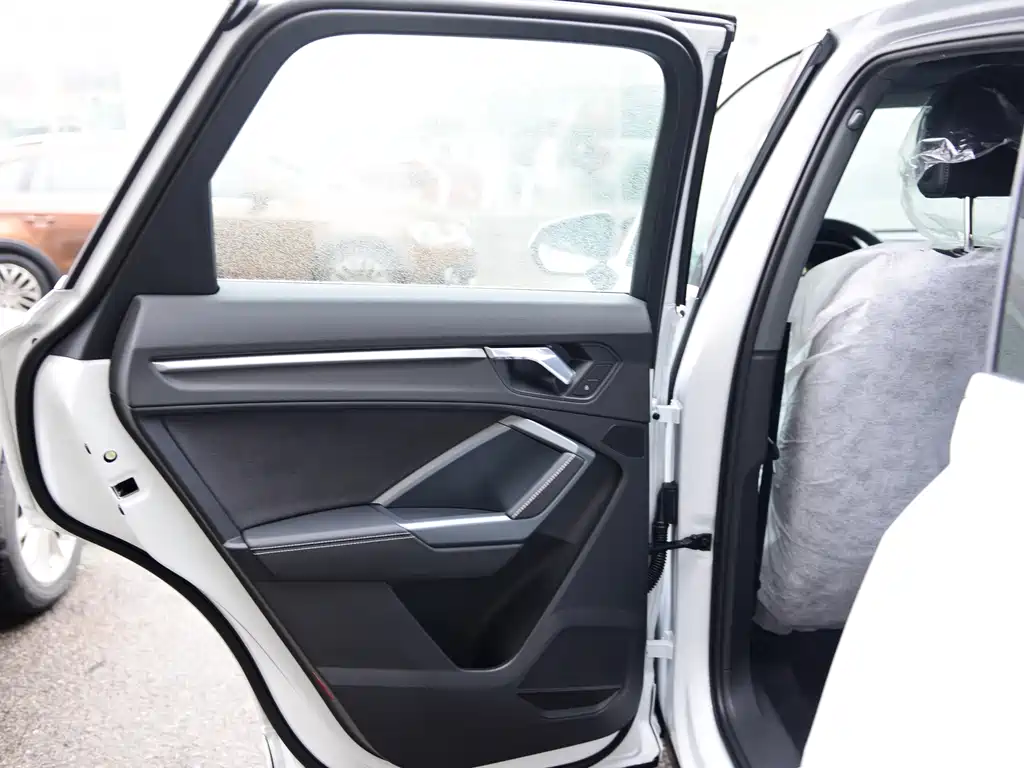Audi Q3 - фото 14