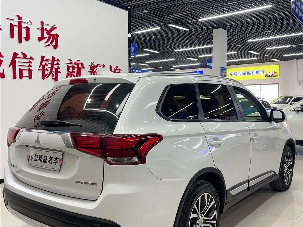 MITSUBISHI OUTLANDER