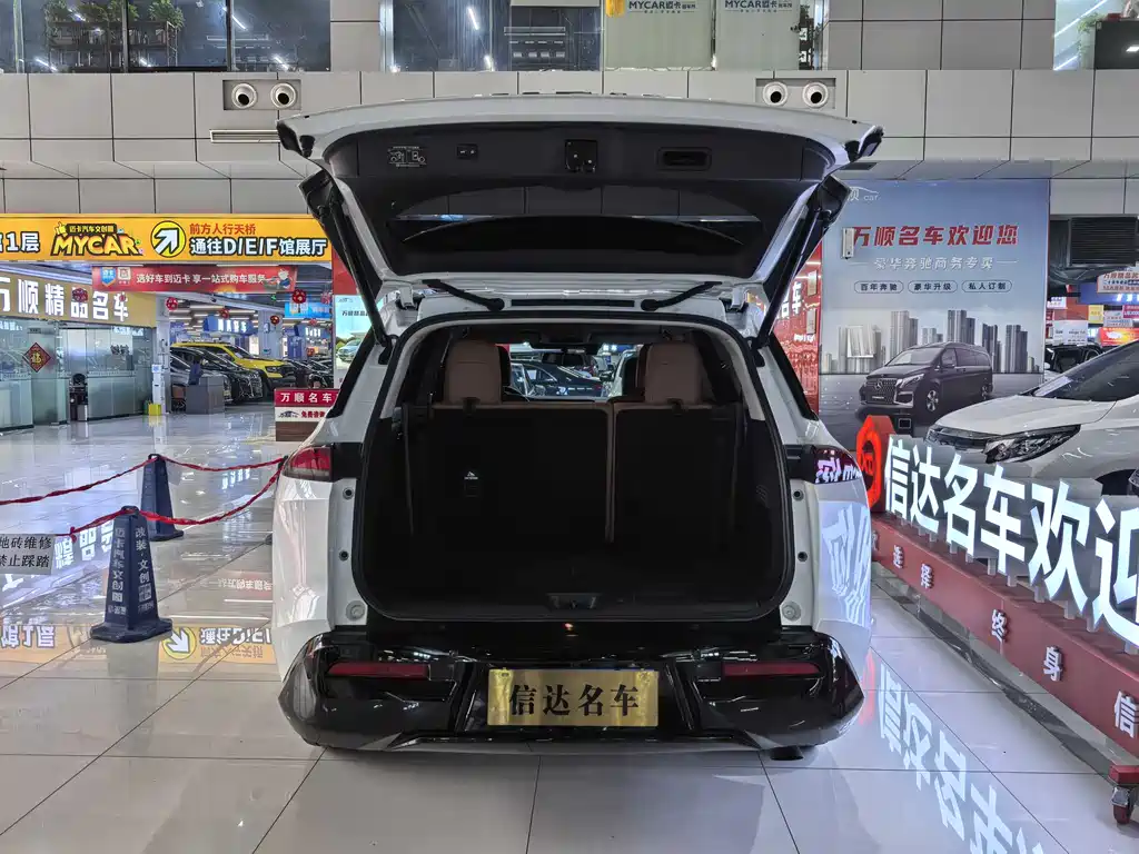 NISSAN EXPLORING THE LAND