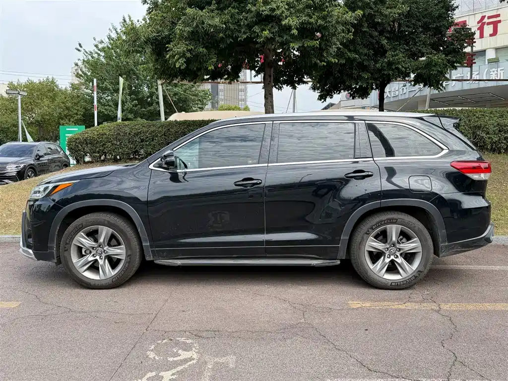 Toyota Highlander 2018 2.0T Luxury 7 мест V