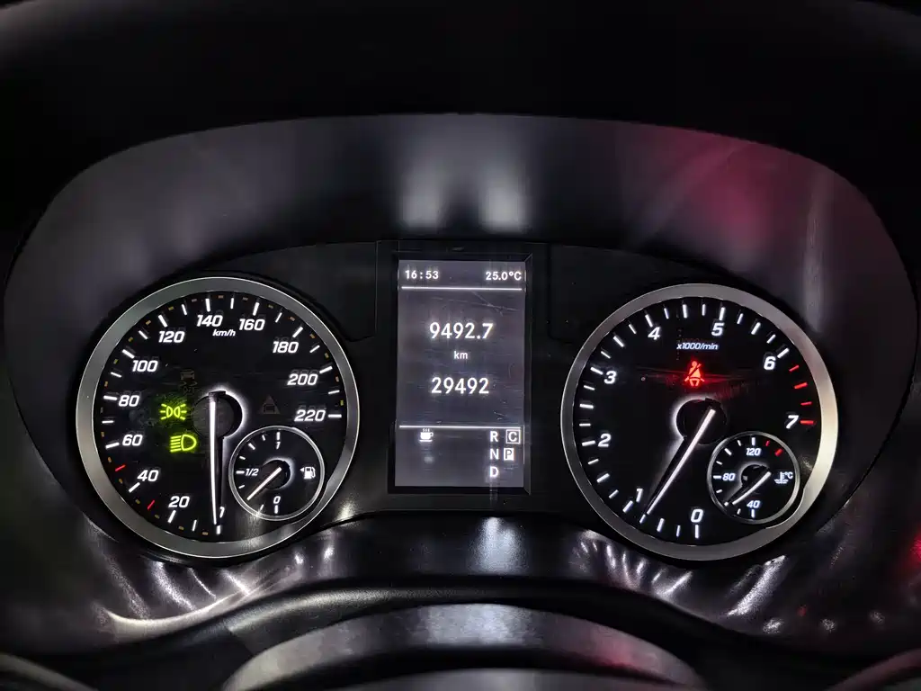 Mercedes-Benz Vito 2023 2.0T 7 мест