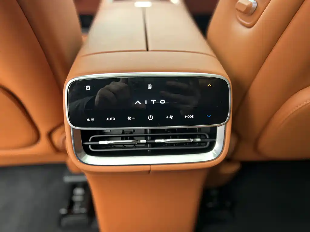 AITO ASK THE WORLD M8