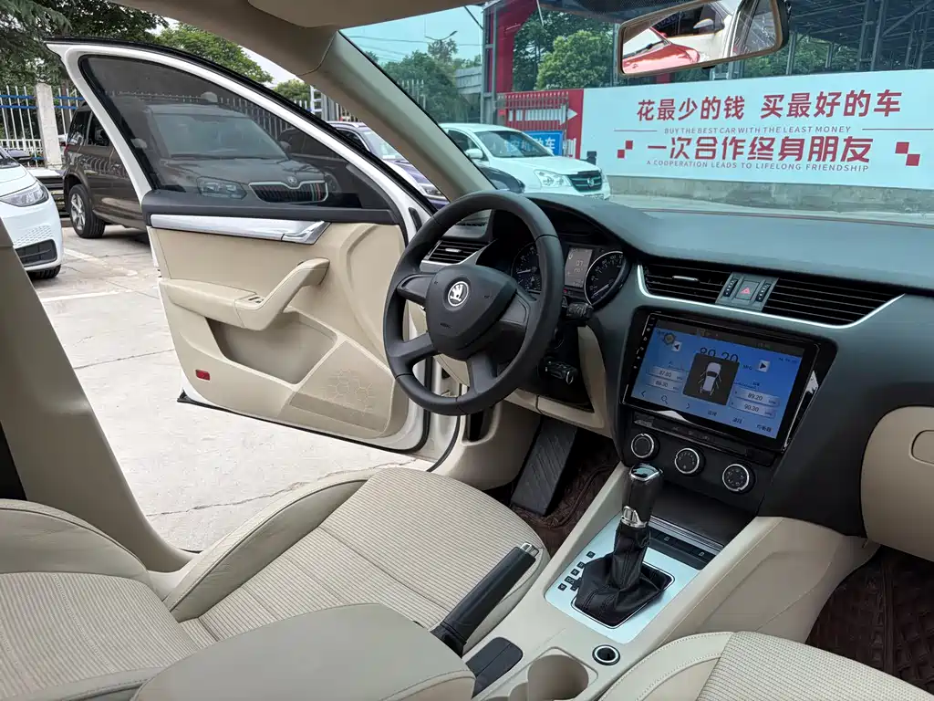 Skoda Octavia 2015 1.6L AT