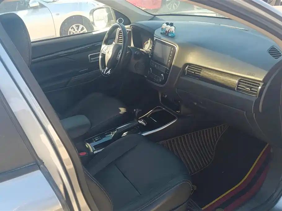 MITSUBISHI OUTLANDER