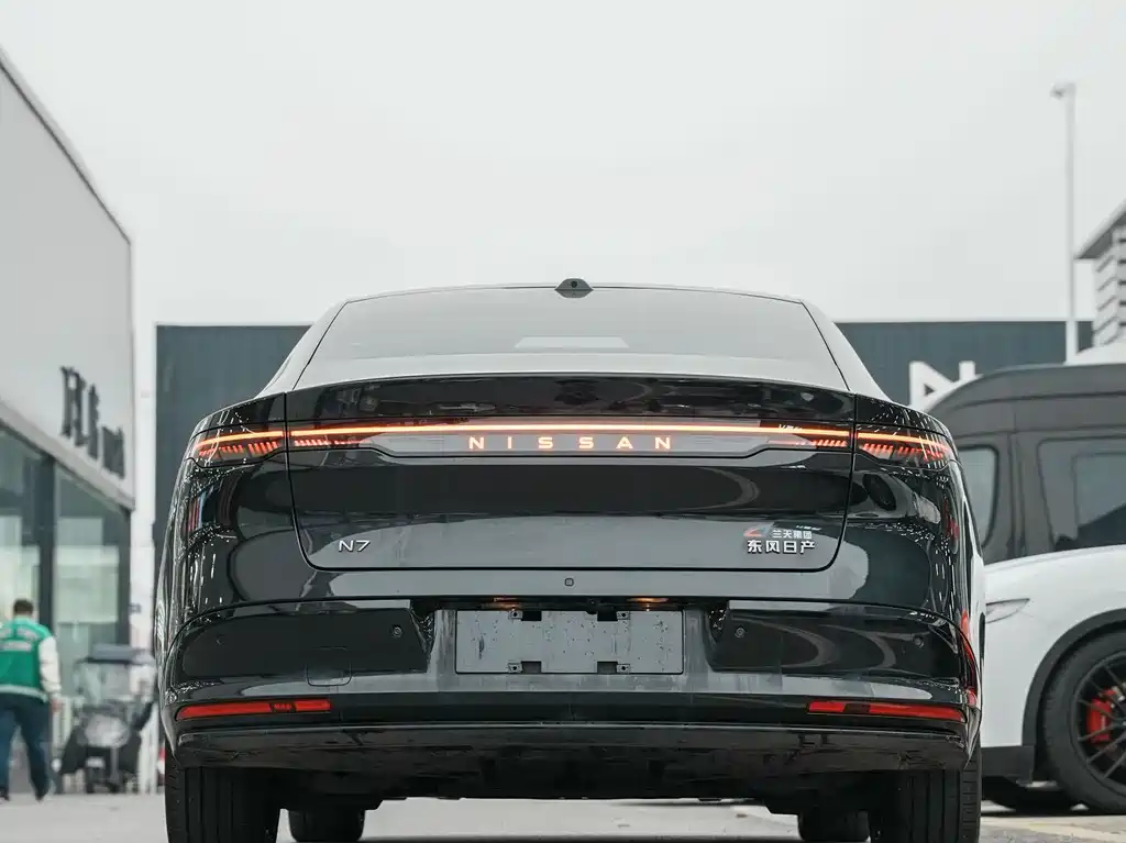 NISSAN N7