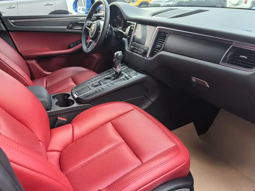 PORSCHE MACAN