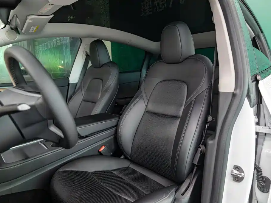 Tesla Model Y — миниатюра 15