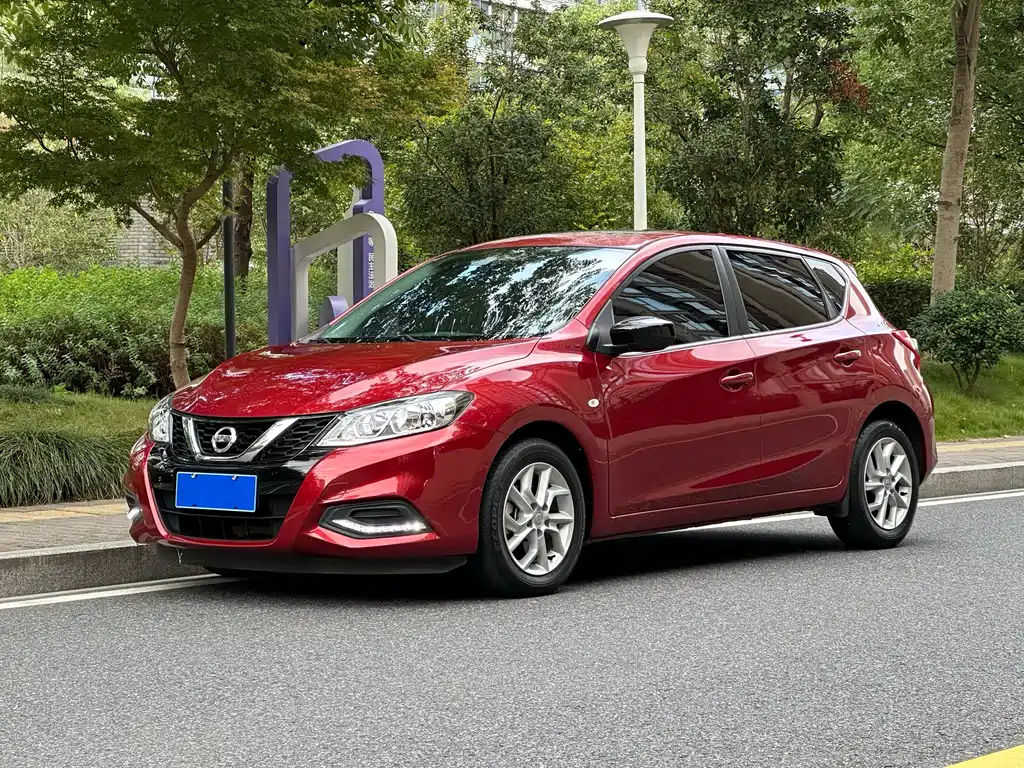 NISSAN TIIDA