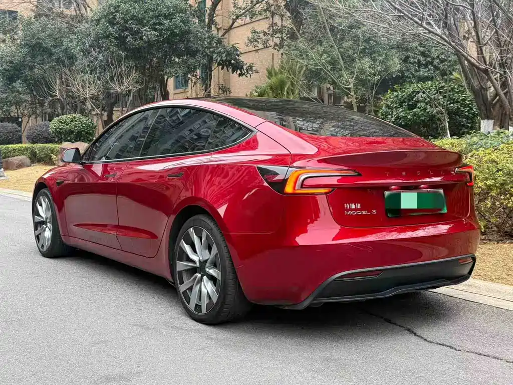 TESLA MODEL 3