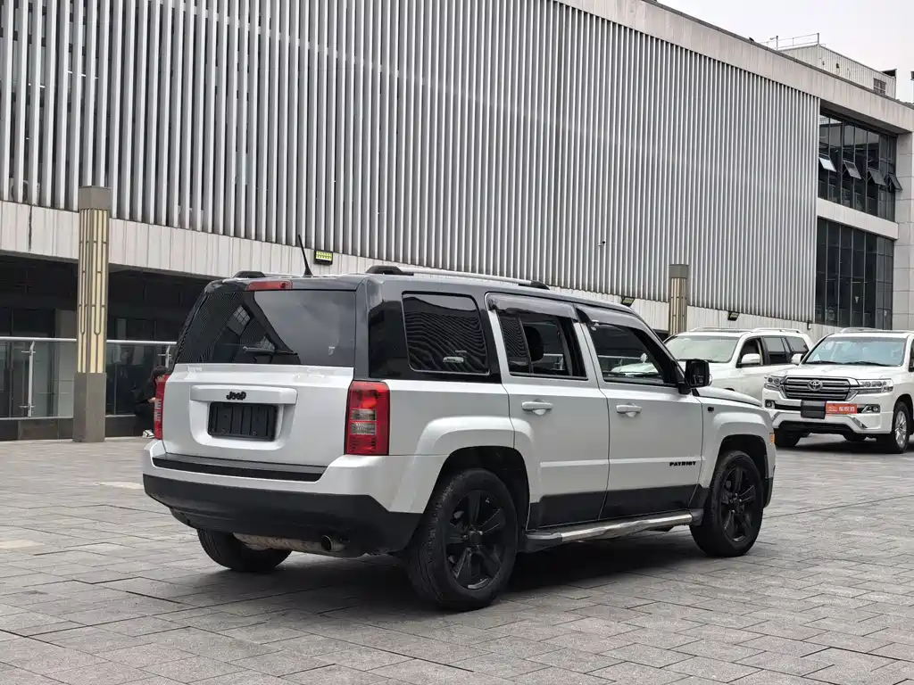 Jeep Patriot 2.4L Luxury Navigation Edition, фото 17