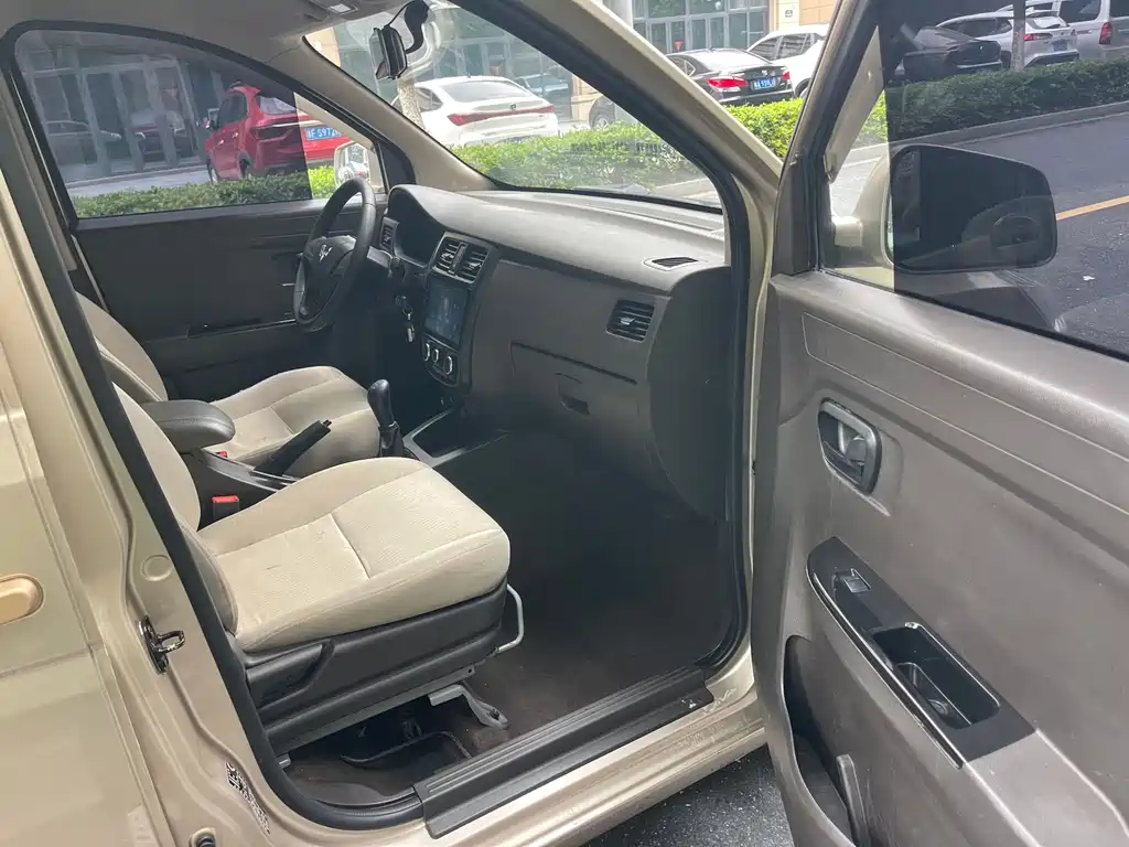 Wuling Rongguang V — миниатюра 7