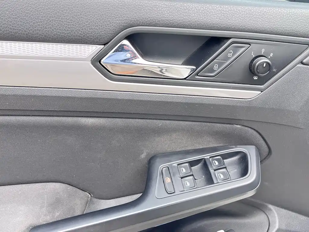 Volkswagen Lamando 2015 230TSI MT