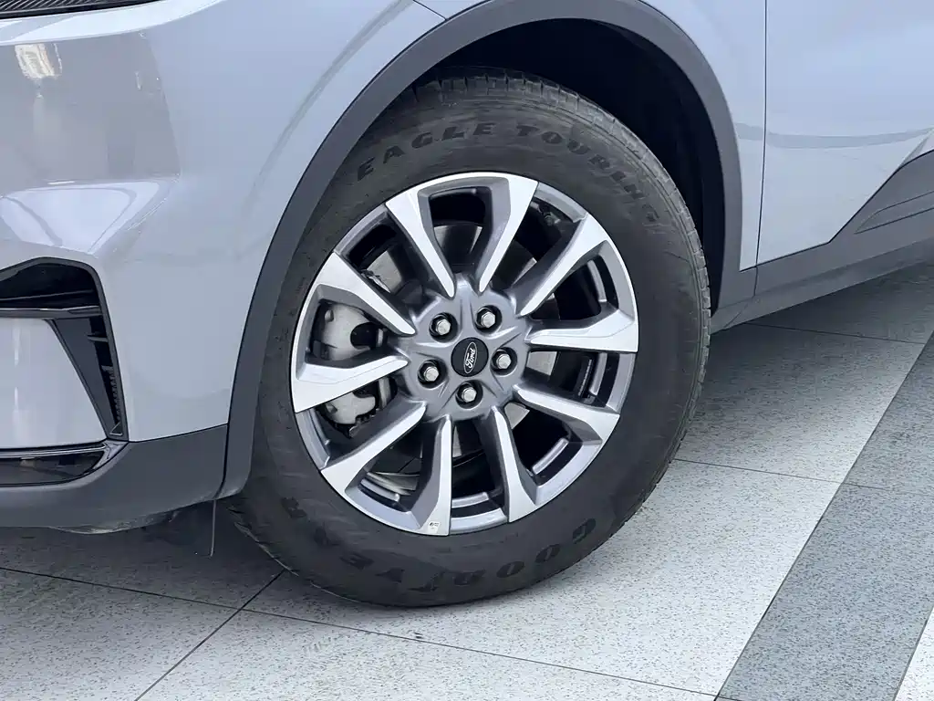 Ford Edge 2023 L 2.0T EcoBoost мест Luxury