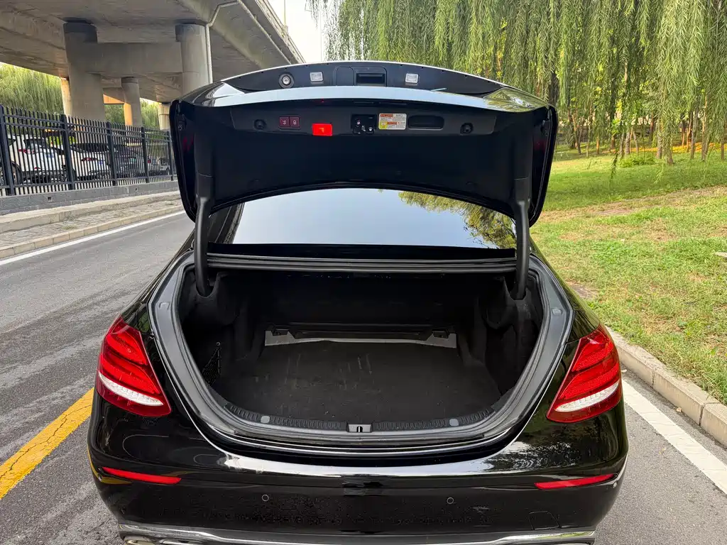 Mercedes-Benz E-Class — миниатюра 12