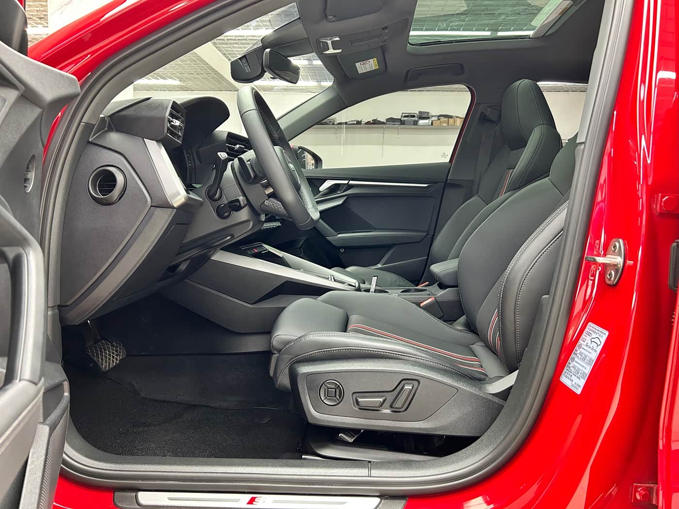 Audi A3 1.4 л 2023 г. красный/фиолетовый, пробег 33000 км