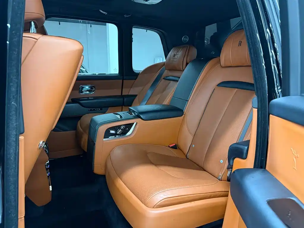 Rolls-Royce Cullinan 2018 мест