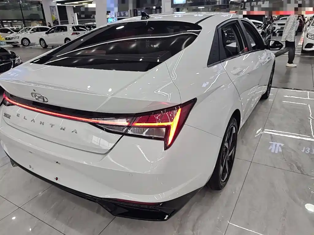 Hyundai Elantra — миниатюра 8