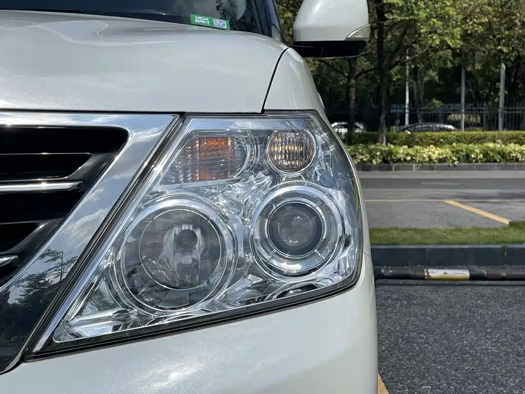Nissan Patrol — миниатюра 10