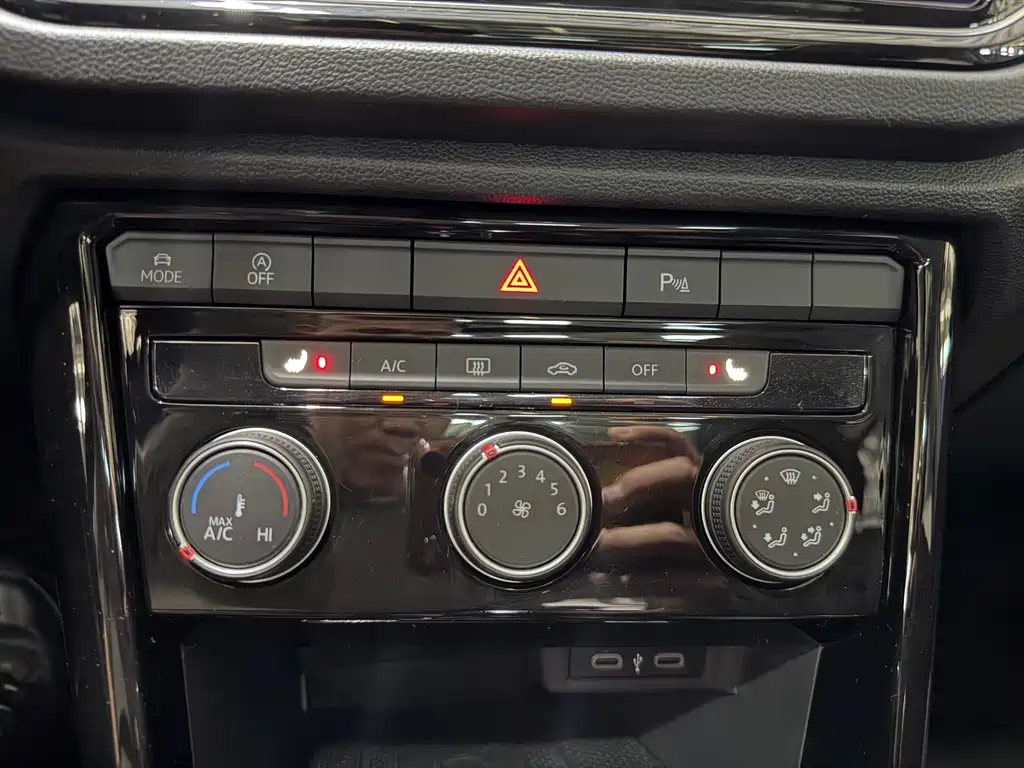 Volkswagen T-Roc — миниатюра 12