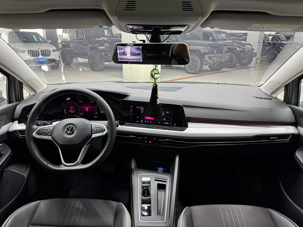 Volkswagen Golf 1.4 л 2022 г. Серебристо-серый, пробег 20000 км